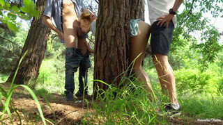 Ketten kufircolják a tini amatőr világos szőke nőcit az erdőben