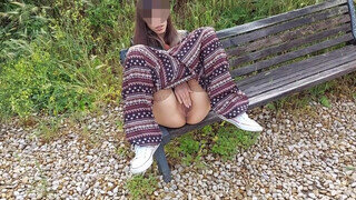 Olasz kisasszony a padon maszturbál a szabadban