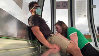 EmilyRose a metróban orálozza le a krapekja faszát